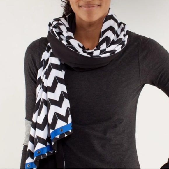 Lululemon Vinyasa Scarf *Luon Light Arrow Chevron White Black / Black - Picture 2 of 9